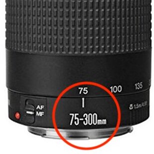 Zoom lens with a large range of focal lengths.