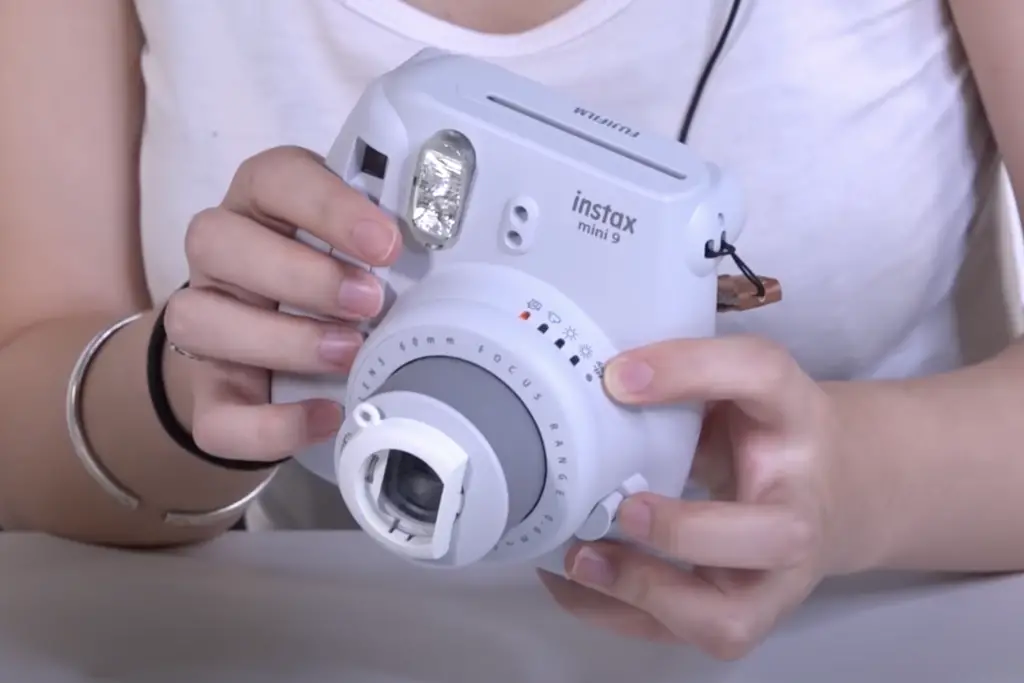 The Close-Up Focusing Adapter on Instax Mini 9 in Smokey White